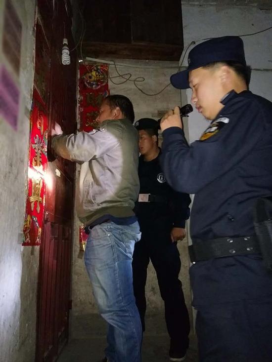 成都粗心妈妈误将幼女锁家中 民警全城寻开锁师傅开门